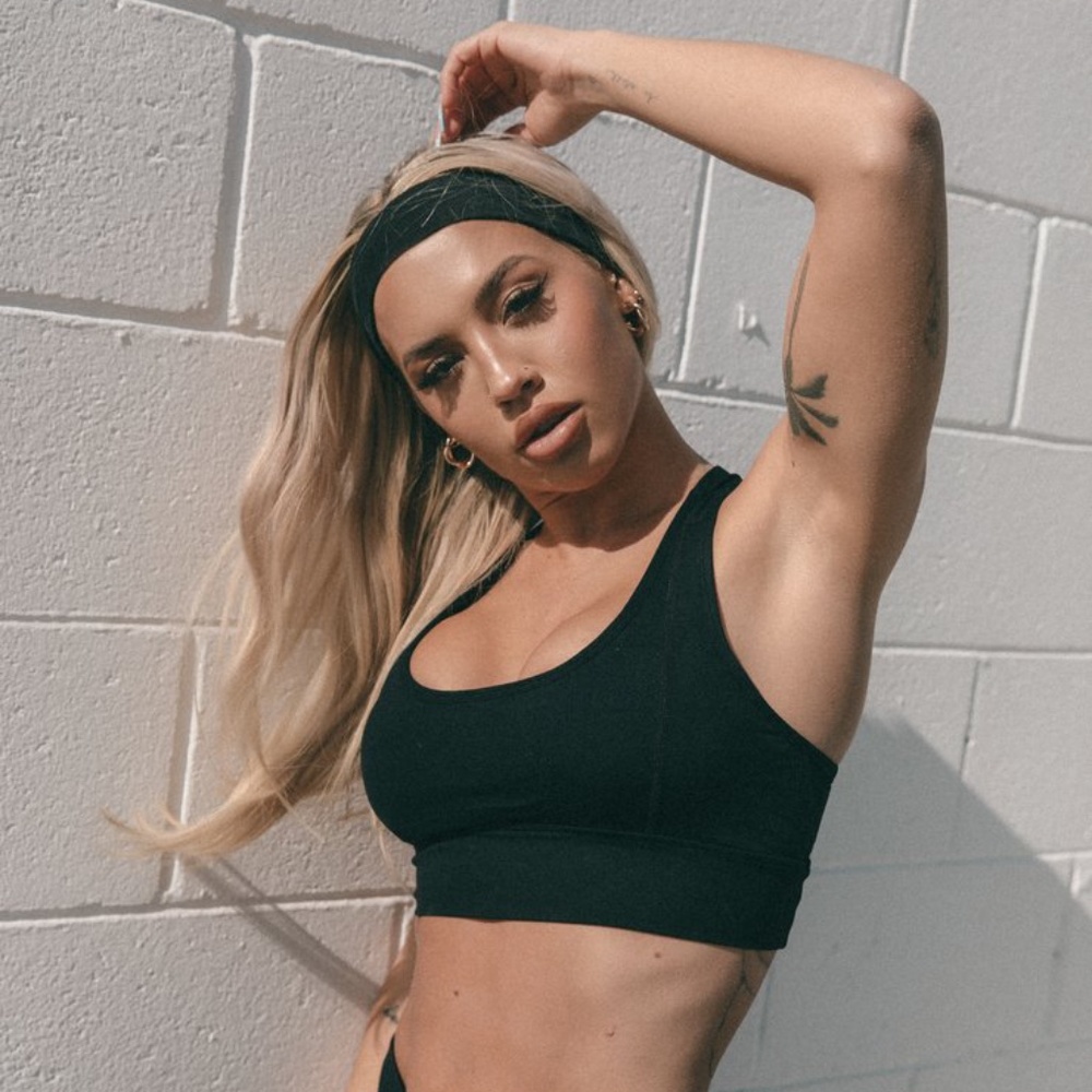 Saski Collection Black Sports Bra SZ M NWT